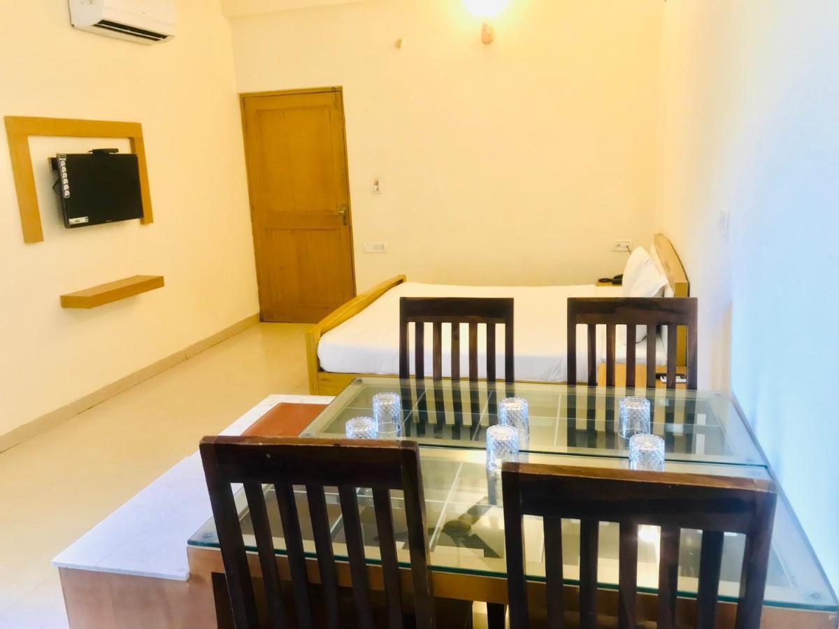 Tulip Palm Hotel Jaipur Luaran gambar