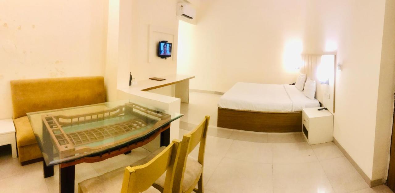 Tulip Palm Hotel Jaipur Luaran gambar